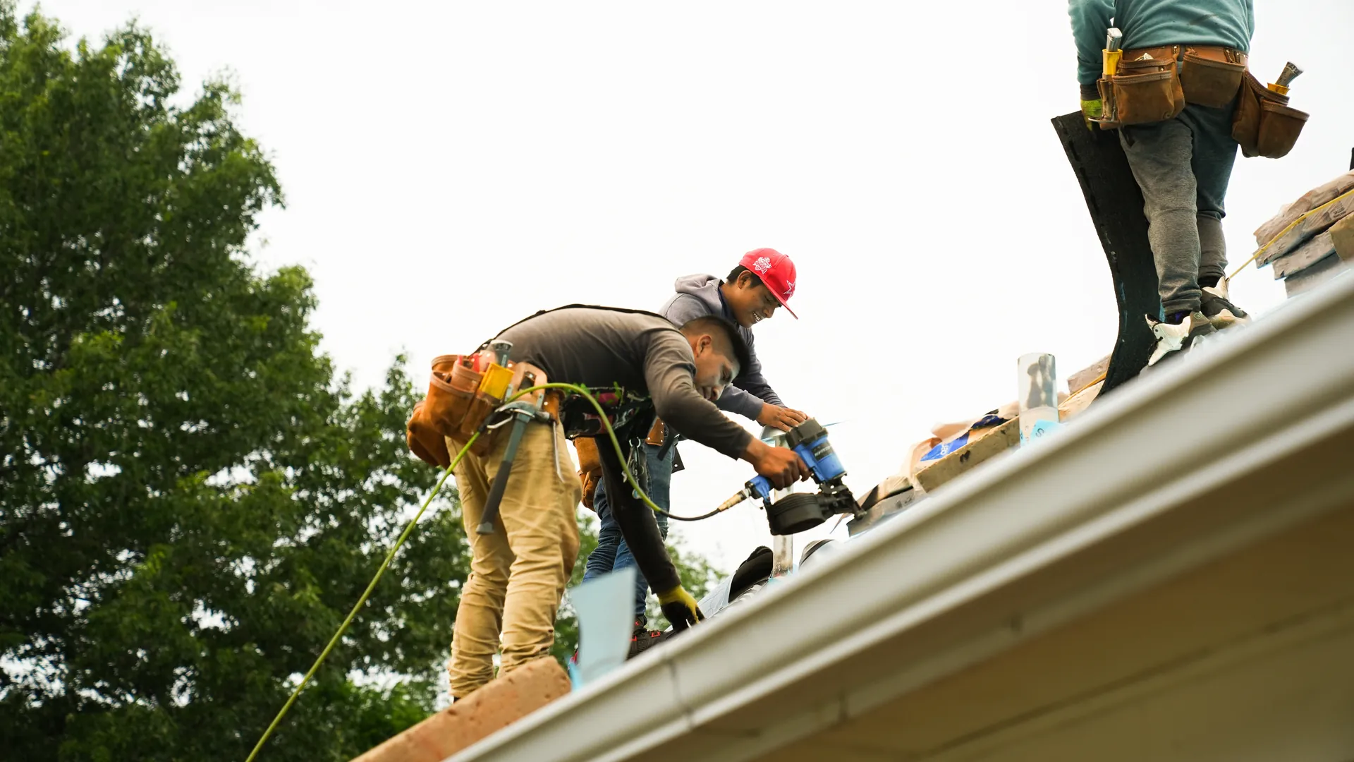 Advanced Roofing crew installing shingles on a North Alabama home